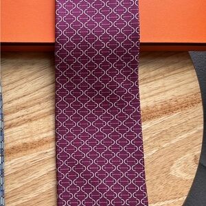 Hermes, Elegant Burgundy Patterned Tie